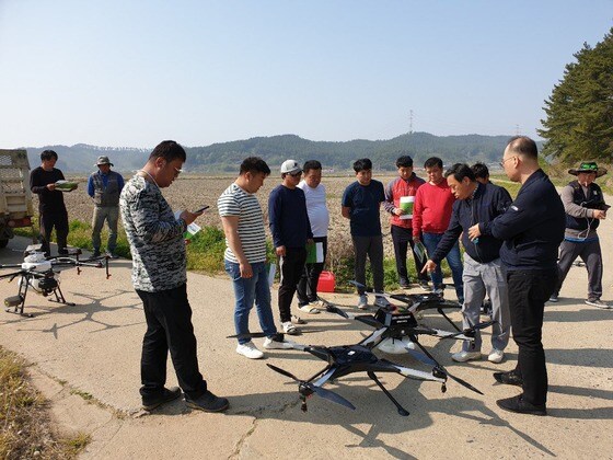 한국헬리콥터는 지난 3일 충남 태안에서 농협 및 농기계 관계자와 대규모 농작지를 운영하는 농민이 참석한 가운데 제품 출시 시연회를 개최했다. (한국헬리콥터 제공)© 뉴스1