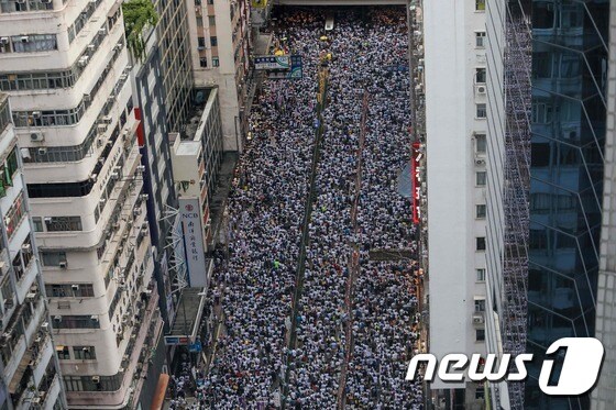 6월 9일 홍콩에서 송환법에 반대하는 시민들이 대규모 시위를 벌이고 있다. © AFP=뉴스1 © News1 우동명 기자