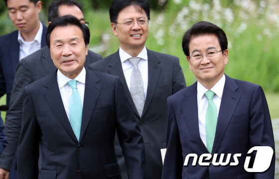 손학규 바른미래당 대표와 정동영 민주평화당 대표(오른쪽) © News1 김명섭 기자