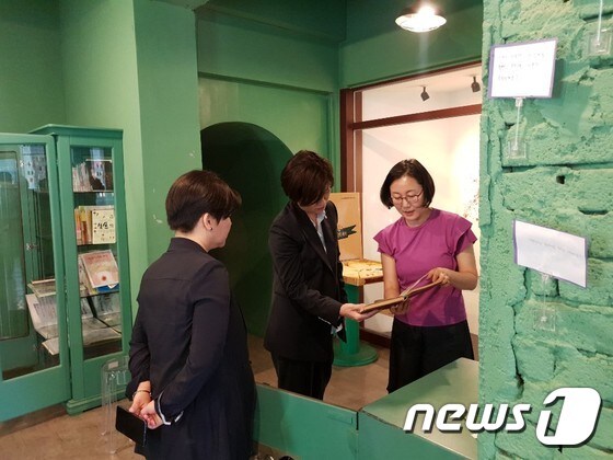 김희경 여성가족부 차관(가운데)이 11일 아하시립청소년성문화센터를 찾아 관계자들과 현장을 둘러보고 있다. © 뉴스1