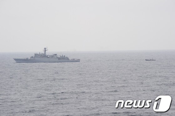 11일 속초 동북방 161km 지점(NLL 이남 약 5km 지점)에서 표류중인 북한 어선 1척을 우리 해군 함정이 발견해 예인하고 있다.(합참 제공) 2019.6.11/뉴스1