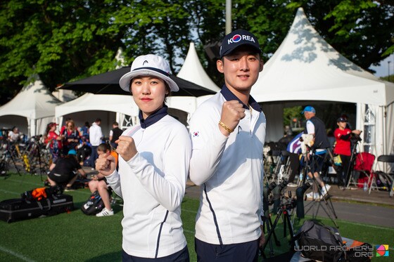김종호(오른쪽)와 소채원.( 세계양궁연맹홈페이지 캡처) © 뉴스1