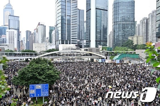 12일 중국 송환법 철회를 요구하는 시민들이 홍콩 정부청사 인근의 고속도로를 점거하고 시위를 벌이고 있다.  © AFP=뉴스1 © News1 우동명 기자