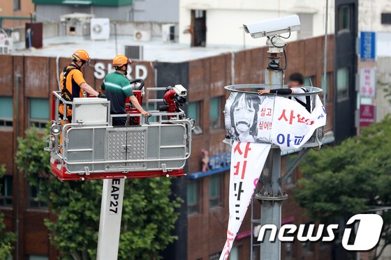 CCTV 타워 접근하는 경찰과 소방
