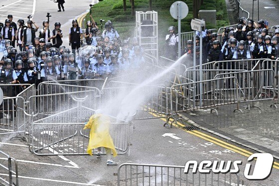 홍콩 경찰이 시위대를 향해 물대포를 쏘고 있다.  © AFP=뉴스1