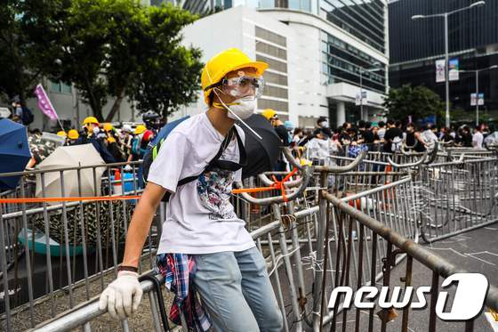 한 시위 참가자가 최루가스에 대비해 물안경과 마스크를 쓰고 있다. © AFP=뉴스1