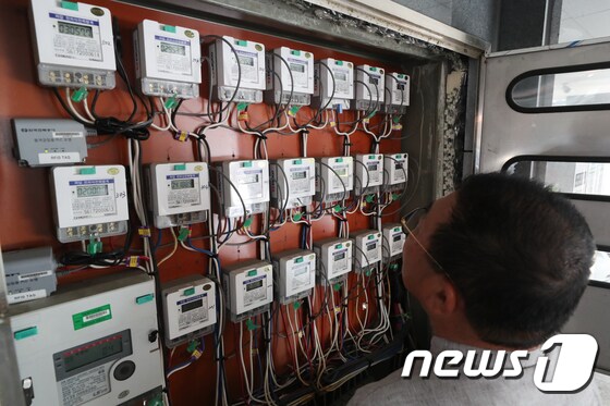 서울의 한 다세대주택에 설치된 전기계량기. /뉴스1DB