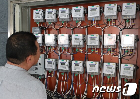 서울의 한 다세대주택에 설치된 전기계량기. 2019.6.12/뉴스1 © News1 허경 기자