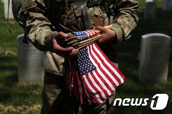 성조기를 들고 있는 한 미군 <자료사진>© AFP=뉴스1