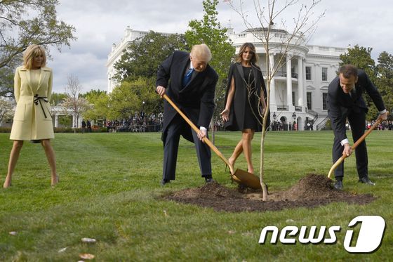 에마뉘엘 마크롱 프랑스 대통령이 지난해 4월 미국을 국빈방문해 도널드 트럼프 미국 대통령과 함께 떡갈나무를 심었다. © AFP=뉴스1