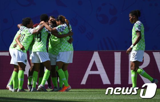 한국 여자축구 대표팀과의 경기에서 승리한 나이지리아.  © AFP=뉴스1