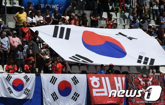 한국 여자축구 대표팀의 월드컵 2회 연속 16강행에 빨간불이 켜졌다. © AFP=뉴스1