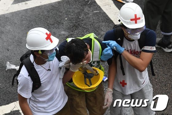 부상자가 의료진의 도움으로 병원으로 후송되고 있다. © AFP=뉴스1