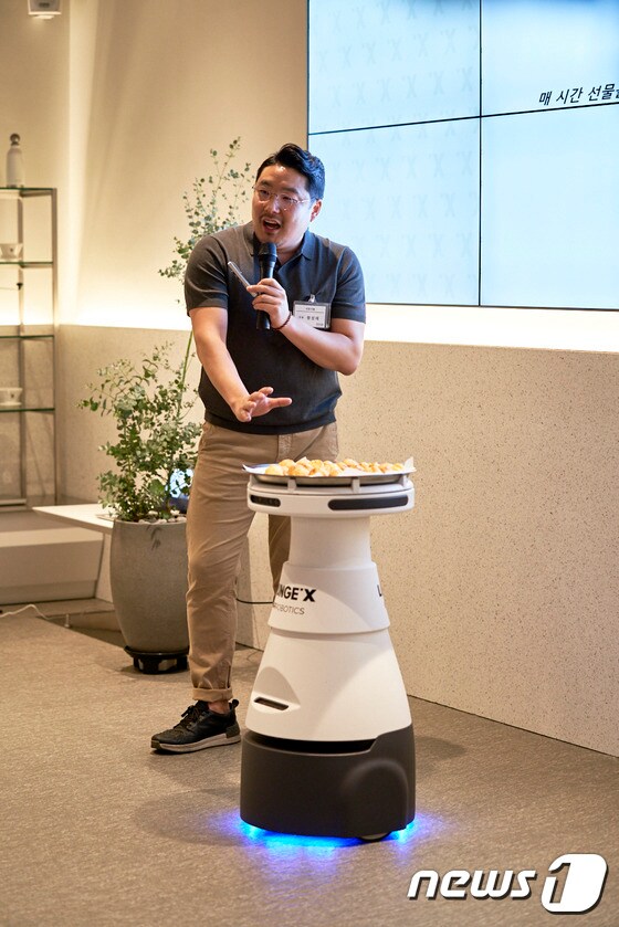 황성재 라운지랩 대표가 음식을 나르는 로봇을 소개하고 있다. (월향 제공) © 뉴스1