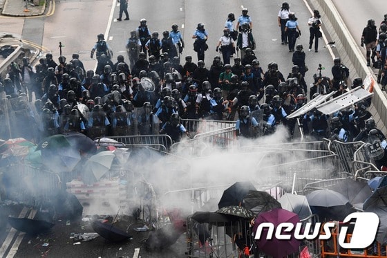 13일  홍콩 정부청사 밖에서  중국 송환법에 반대하는 시위대가 최루탄을 쏘는 경찰과 격렬하게 충돌을 하고 있다. © AFP=뉴스1 © News1 