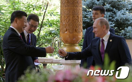 T아시아 신뢰 구축 회의 정상회의에 참석한 시진핑 중국 국가주석(왼쪽)과 블라디미르 푸틴 러시아 대통령. © AFP=뉴스1