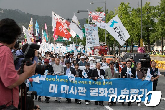 15일 오후 서울 세종대로 광화문광장 인근에서 열린 '6.15 19주년 기념 민족자주대회'에서 참가자들이 행진하고 있다. 2019.6.15/뉴스1 © News1 이승배 기자
