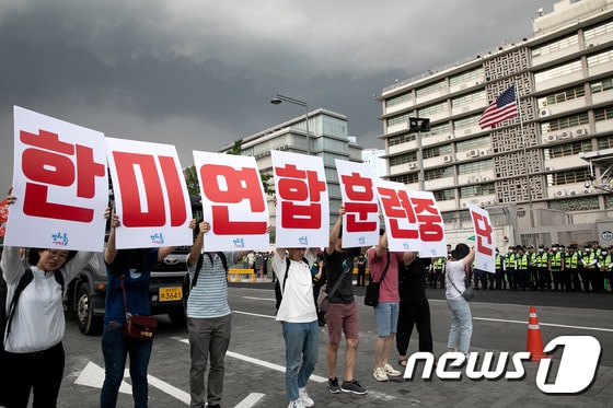 15일 오후 서울 세종대로 광화문광장 인근에서 열린 '6.15 19주년 기념 민족자주대회'에서 참가자들이 행진하고 있다. 2019.6.15/뉴스1 © News1 이승배 기자