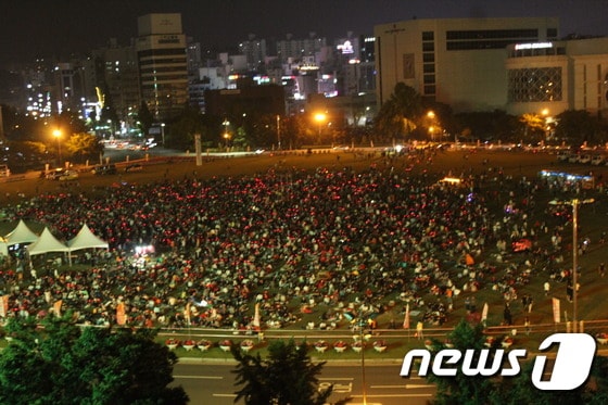 창원광장에서 펼쳐진 U-20거리응원전에 모인 1만여명의 시민들. /© 뉴스1