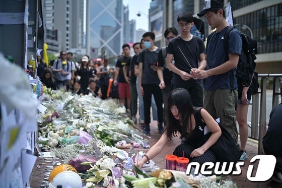범죄인 인도법 개정에 반대해 시위를 벌이다 사망한 량모씨를 추모하는 홍콩 시민들. © AFP=뉴스1