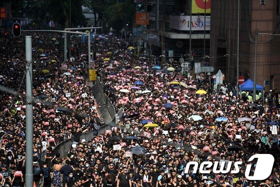 범죄인 인도 법안에 반대하며 대규모 집회를 하는 홍콩 시민들. © AFP=뉴스1