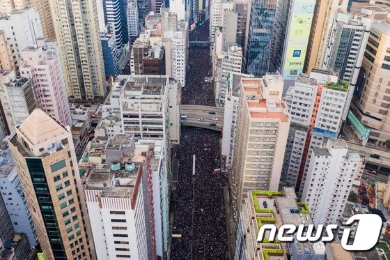 6월 16일 송환법 철회를 주장하는 홍콩 시민들이 대규모 시위를 벌이고 있다. 이날 시위에 200만 명이 참여했다. © AFP=뉴스1 © News1 우동명 기자