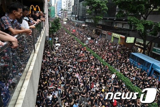 16일 범인 인도법 철회를 주장하는 홍콩 시민들이 검은색 옷을 입고 대규모 시위를 벌이고 있다. © AFP=뉴스1 © News1 