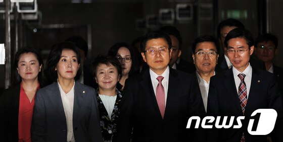 최고위원회의 참석하는 한국당 지도부