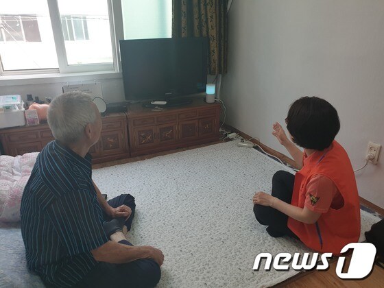 인공지능 돌봄서비스를 받고 있는 김정식씨(76세, 가명, 왼쪽)와 박주은 케어매니저가 인공지능 스피커를 사용해보고 있다. © 뉴스1 강은성 기자 