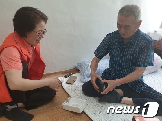 인공지능 돌봄서비스를 받고 있는 김정식씨(76세, 가명, 오른쪽)와 박주은 케어매니저. 강은성기자© 뉴스1