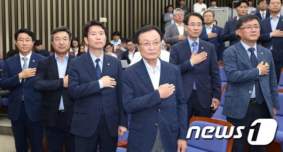 더불어민주당 의원총회. 2019.6.17/뉴스1 © News1 이종덕 기자