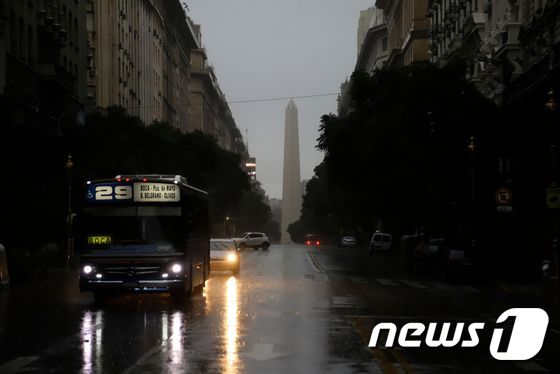 아르헨티나와 우루과이, 파라과이 등에서 16일(현지시간) 대규모 정전사태가 발생해 많은 시민들이 불편을 겪었다. © AFP=뉴스1