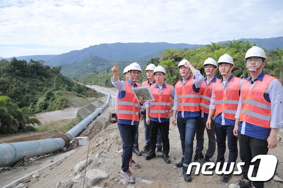지난 5월 LG상사 해외 투자 사업장 연수에 참가한 사원들이 인도네시아 하상(Hasang) 민자 수력 발전소 현장에서 발전소 구조 및 운영에 대한 설명을 듣고 있다.© 뉴스1