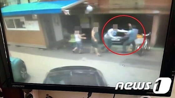 일가족이 경비원을 상대로 폭언 및 폭행하는 장면이 찍힌 CCTV 화면 캡쳐(독자 제공)2019.6.17/뉴스1 © News1 박아론 기자