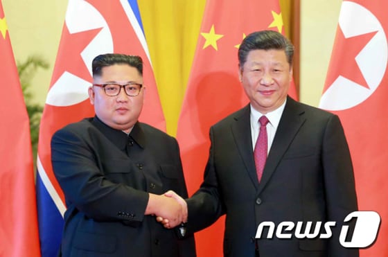 지난해 6월 1박 2일 일정으로 중국을 방문한 김정은 위원장이 공식 환영식에서 시진핑 주석과 악수하고 있다. (노동신문) 2019.6.17/뉴스1
