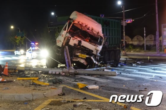 아산에서 27t 화물차량과 45인승 통근버스 충돌해 2명이 사망했다.(아산소방서 제공)© 뉴스1