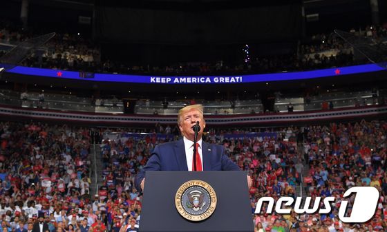 도널드 트럼프 미국 대통령이 18일(현지시간) 플로리다주 올랜도 암웨이센터에서 열린 '2020년 대선 출정식'에 참석, 연설하고 있다. © AFP=뉴스1