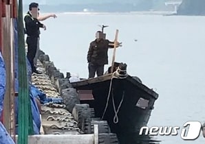 북한 선원들이 삼척항 부두에 정박한 뒤 주민과 대화를 나누는 모습. (독자 제공) 2019.6.19/뉴스1