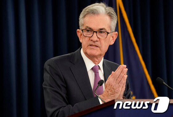 제롬 파월 Fed 의장이 19일(현지시간) 워싱턴에서 FOMC 회의를 마친 뒤 기자회견에서 기준금리 동결을 밝히며 앞으로 금리를 인하해야 할 근거는 강해지고 있다고 말하고 있다. 파월 의장은 또한 