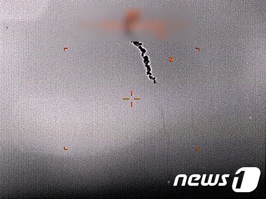 20일(현지시간) 미군이 제공한 감시 비디오에서 무인기가 호르무즈 해협 상공에서 격추되는 것이 보이고 있다. © 로이터=뉴스1