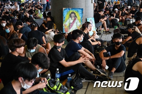 21일 오전 홍콩 정부청사에 집결한 시위대 인파. © AFP=뉴스1