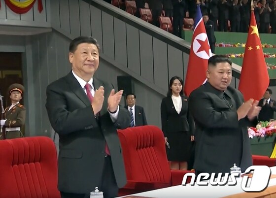 시진핑 중국 국가주석과 김정은 북한 국무위원장이 20일 평양 능라도 5·1경기장에서 열린 집단체조를 관람하며 박수치고 있다.(CCTV 캡쳐) 2019.6.21/뉴스1