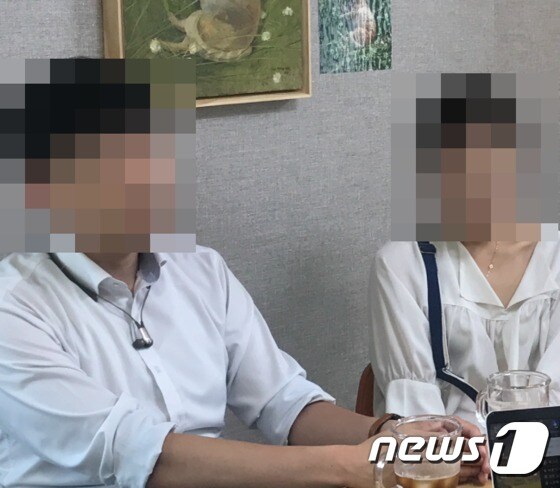 예비신부의 작은언니 박모씨(39·오른쪽)와 형부 황모씨(35·왼쪽)가 21일 오후 <뉴스1> 취재진과 인터뷰를 하고 있다. /© 뉴스1 박세진 기자