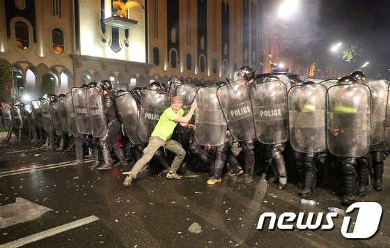 21일(현지시간) 조지아 트빌리시에서 경찰이 시위대를 진압하고 있다. © 로이터=뉴스1