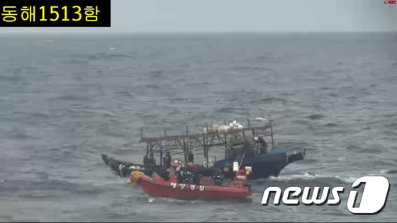 해양경찰청(청장 조현배)이 22일 동해 먼바다에서 북한어선(5톤급 목선, 7명)을 해군과 합동으로 퇴거시켰다고 밝혔다. (해양경찰청 제공) 2019.6.22/뉴스1
