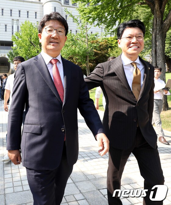 2019년 6월 당시 자유한국당(국민의힘 전신) 장제원(오른쪽) 의원이  '강원랜드 채용 비리' 의혹 1심에서 무죄를 선고받은 권성동 의원을 반갑게 마중하는 모습. © News1 이재명 기자