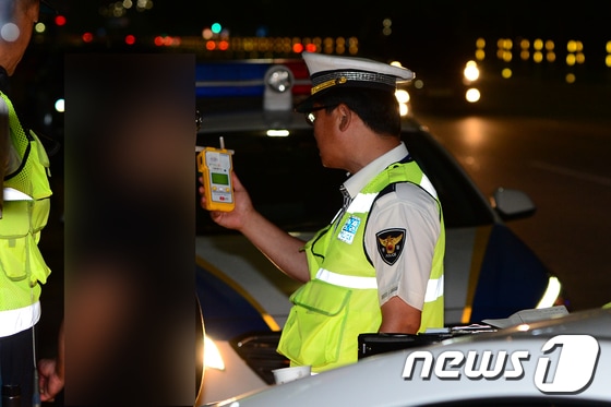 광주 광산구 쌍암동 한 도로에서 음주운전자가 혈중 알코올농도를 측정하고 있다. 2019.6.25/뉴스1 © News1 한산 기자