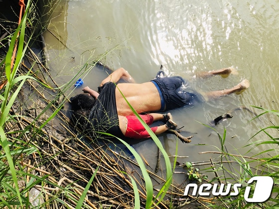 미국과 멕시코 국경의 라오그란데 강에서 지난 24일(현지시간) 숨진 채 발견된 엘살바도르 출신 이민자 부녀. © 로이터=뉴스1