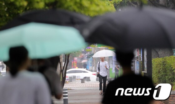 장마가 시작된 26일 전북 전주시 전북대학교에서 학생들이 우산으로 비를 피하며 교정을 걷고 있지.2019.6.26/뉴스1 © News1 문요한 기자