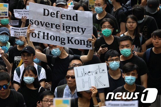 홍콩 내 외국 영사관 앞에서 시위를 벌이고 있는 활동가들의 모습 <자료사진> © 로이터=뉴스1